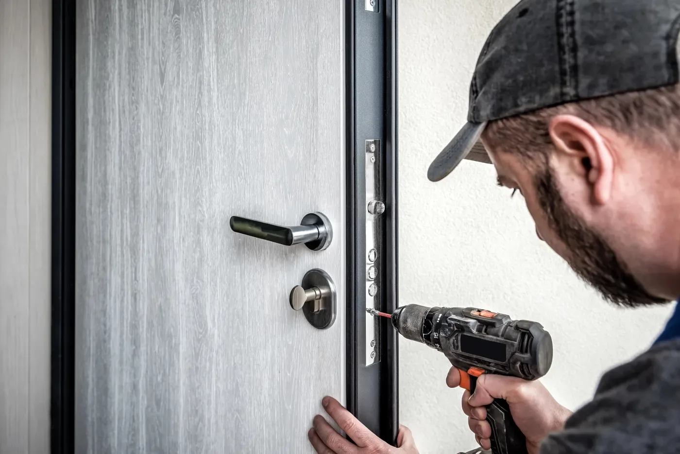 Pose d'une serrure multipoints sur une porte blindée à Colombes